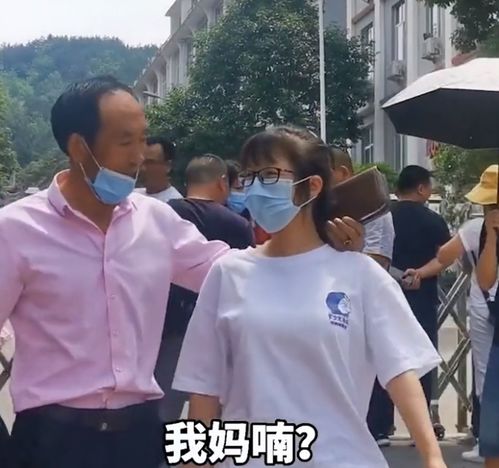 考场外的温馨一幕，男生出考场第一句话竟是找不着妈妈了