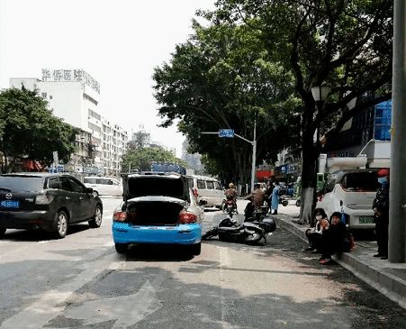 女子驾车遇洪水不幸失联，连人带车被冲走，家属心急如焚