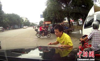 老人逆行碰瓷 男子拿行车记录揭穿