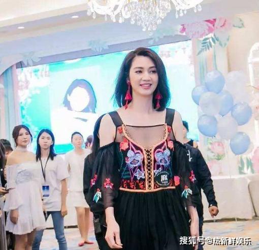 宗馥莉与黄杨钿甜耳环之谜，时尚的巧合还是同款之选？